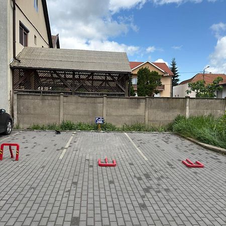 Mirror Apartments Satu Mare Exterior photo